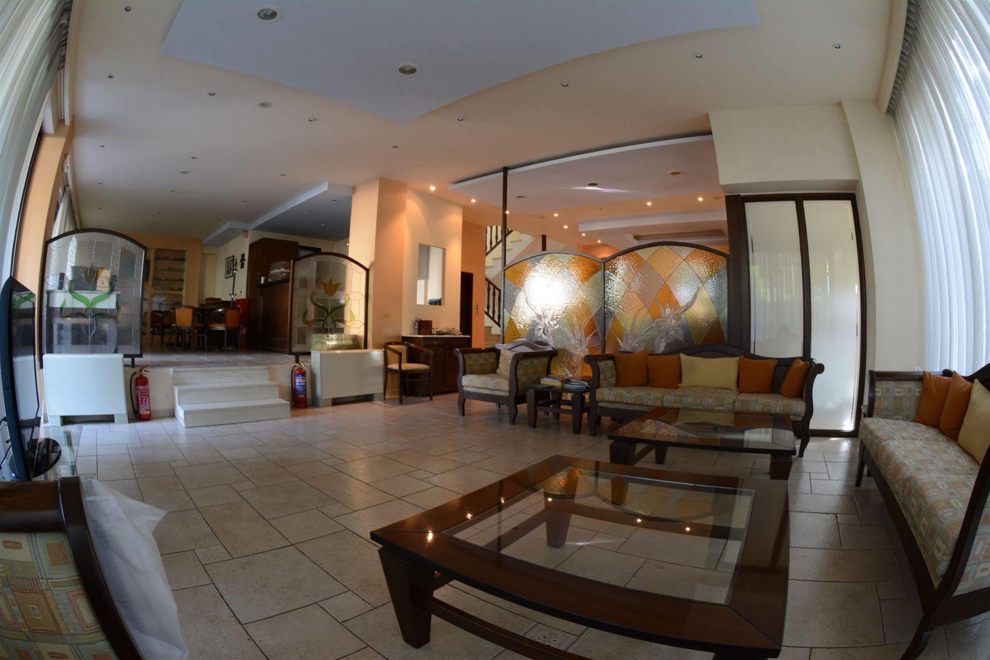 Chris Hotel
