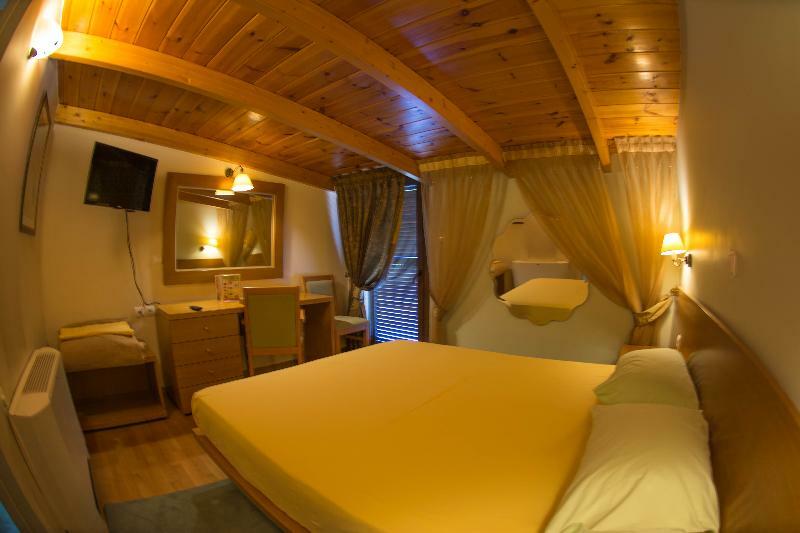 Chris Hotel
