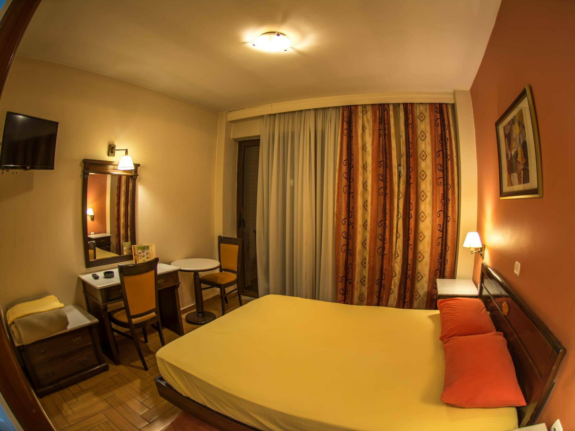 Chris Hotel