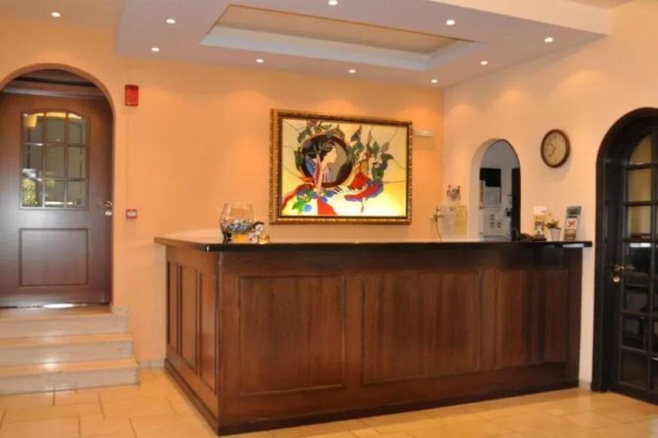 Chris Hotel